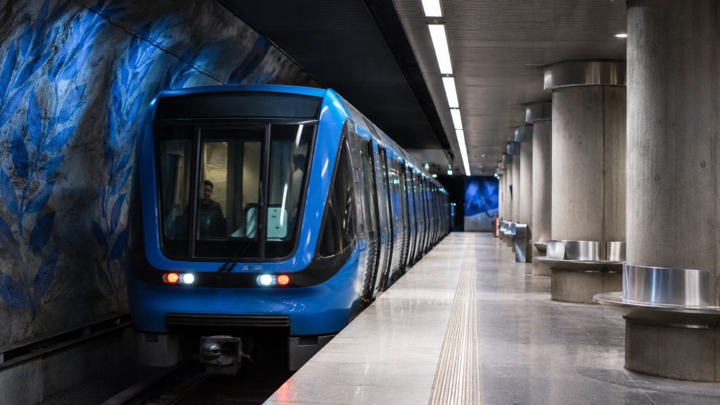 Tunnelbanans utbyggnad i Stockholm – nya stationer och tidsplan 2026 Tunnelbanans utbyggnad i Stockholm 2026: alla nya stationer, trafikstart 2027–2030, Gul linje till Älvsjö, Blå linje till Nacka och Barkarby.