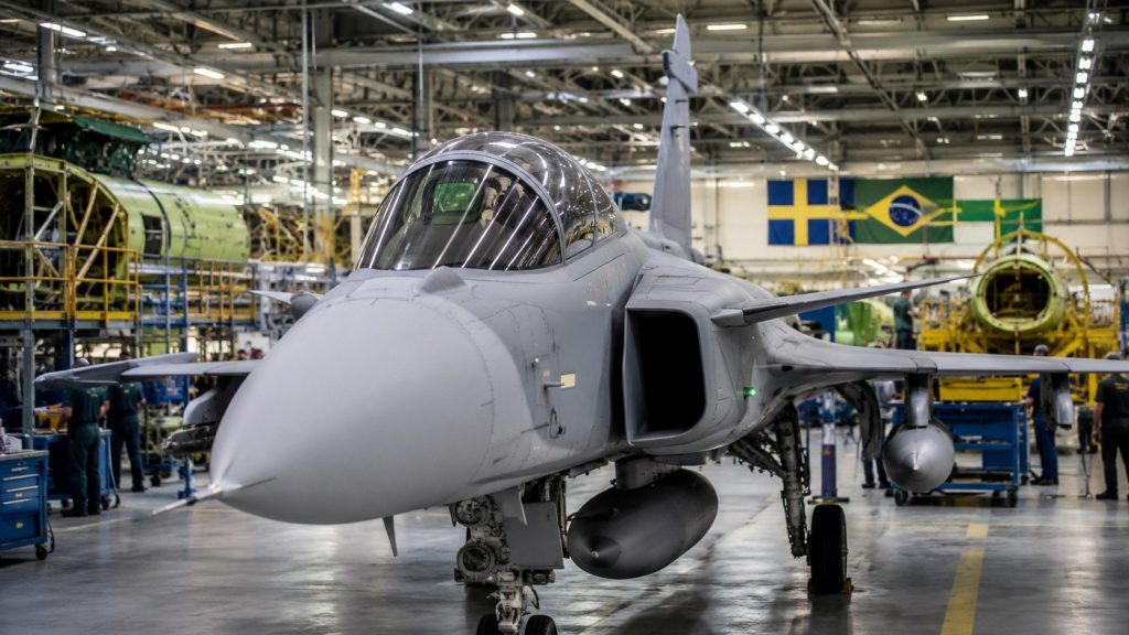 Gripen till Ukraina: Saab kan ta hjälp av Embraer i Brasilien när ordertrycket växer Gripen till Ukraina kan påverka Saabs produktion när Sverige, Brasilien och möjliga nya kunder ökar trycket. Embraer i Brasilien pekas ut som möjlig industriell partner för fler plan.