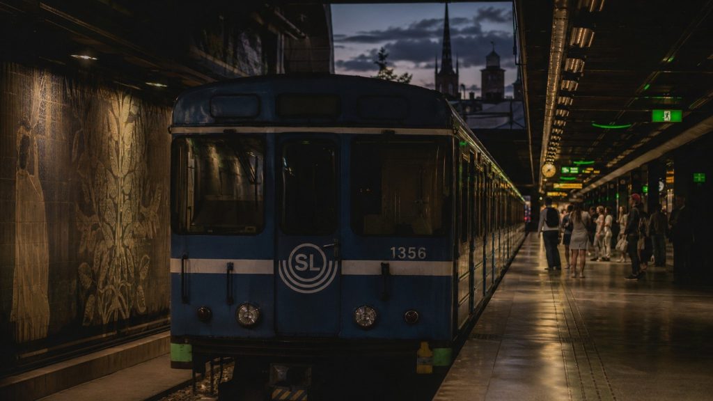 Gröna linjen stoppades på midsommarafton – strömavbrott slog ut trafiken i söder Gröna linjen stoppades mellan Hagsätra och Gullmarsplan efter ett omfattande strömavbrott på midsommarafton. Trafiken återupptogs, men förseningar och inställda tåg fortsatte.