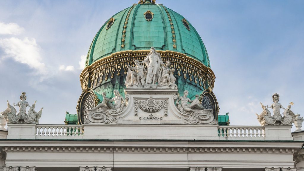 Allt en svensk behöver inför Wien 2026: sevärdheter, evenemang, kollektivtrafik och lokala nyheter. Praktisk reseguide.