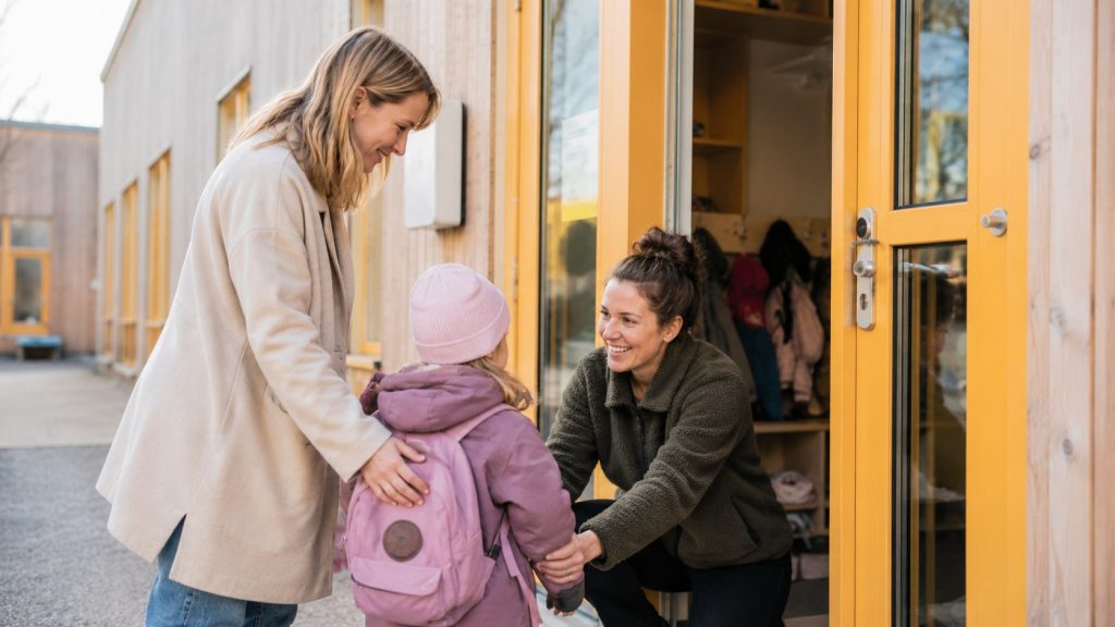 Förskolan och föräldraledigheten 2026: maxtaxa, kösystem och regler för barnomsorg