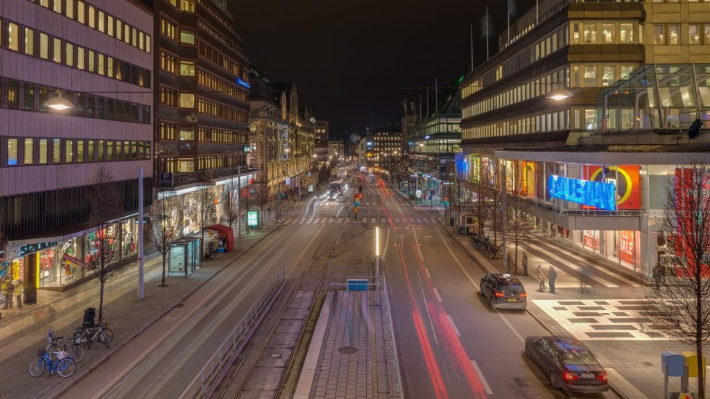 Black Friday 2026 i Stockholm: ångerrätt, öppet köp och reklamation – det här gäller när du handlar Hamngatan i Stockholm en vinterkväll med upplysta butiker