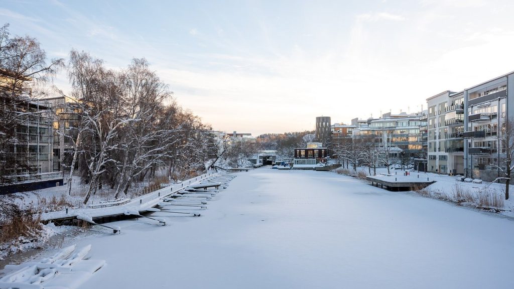 Hur mycket dyrare blir bolånet om räntan höjs i november? Räkneexempel för lån på 1–3 miljoner Bostadshus vid en kanal i Hammarby sjöstad i Stockholm