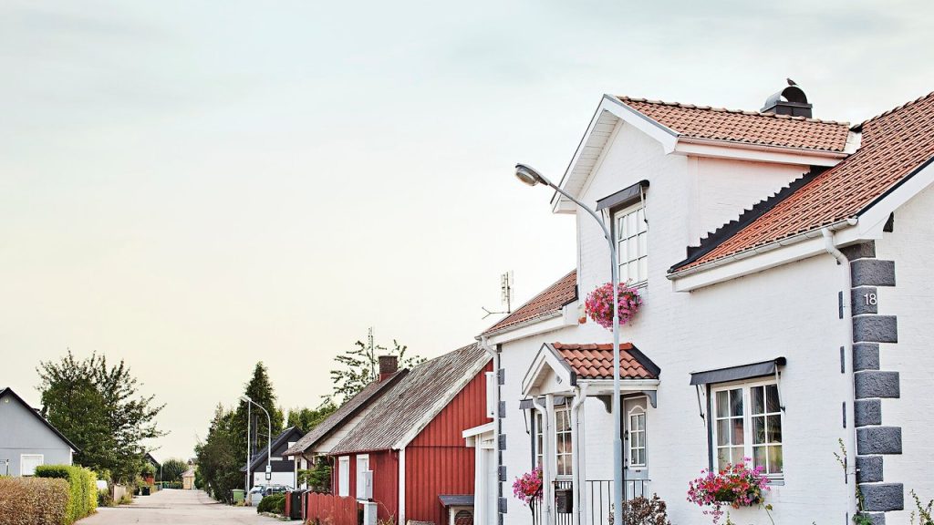 Fastighetsdeklaration för småhus 2026: sista dag 2 november – så deklarerar du ditt hus Villagata med vita och röda småhus i Sverige