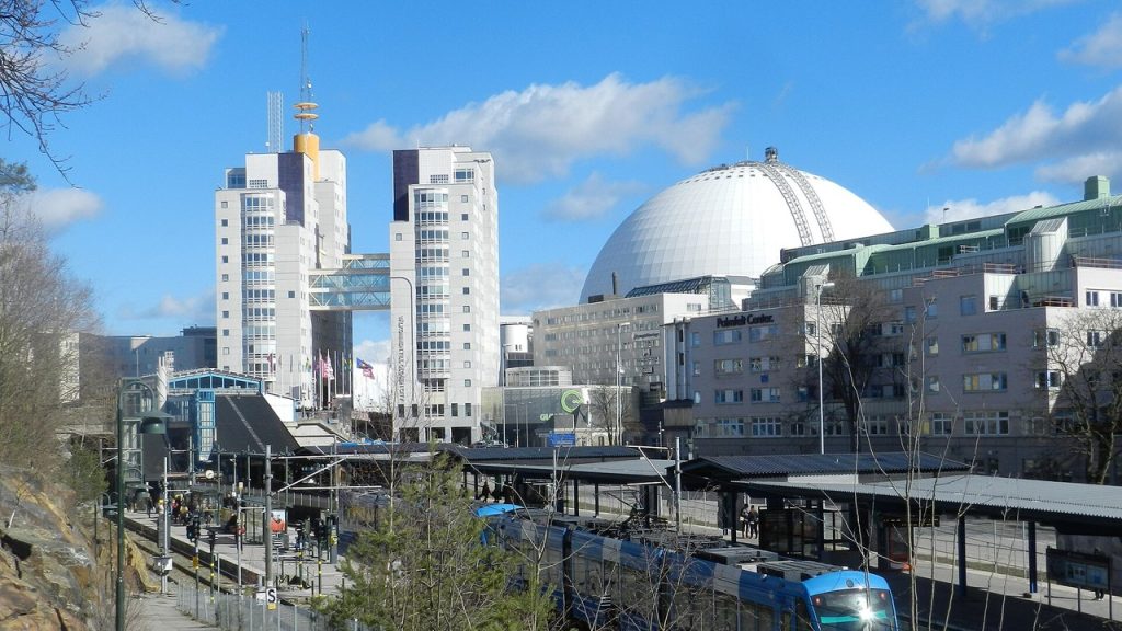 Helgen i Stockholm: SL sätter in extratåg efter Robyn, AIK och hockey – och lördagen börjar med regn Tunnelbanans gröna linje vid Globen med arenan i bakgrunden, Johanneshov i Stockholm