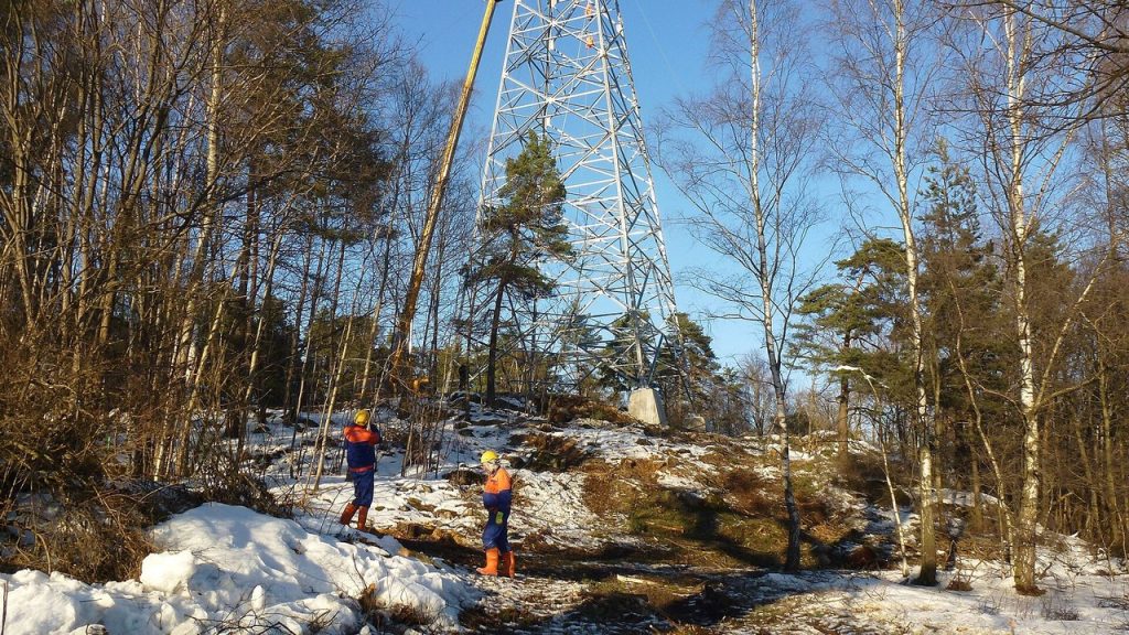 Kraftledning i vintermiljö vid Lindvreten i Stockholmsområdet