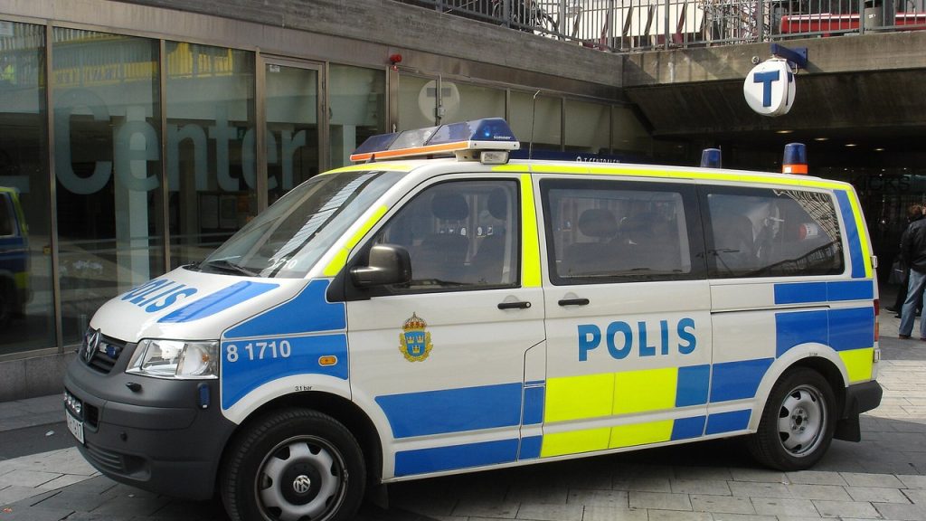 Polisbil parkerad vid Sergels torg i Stockholm