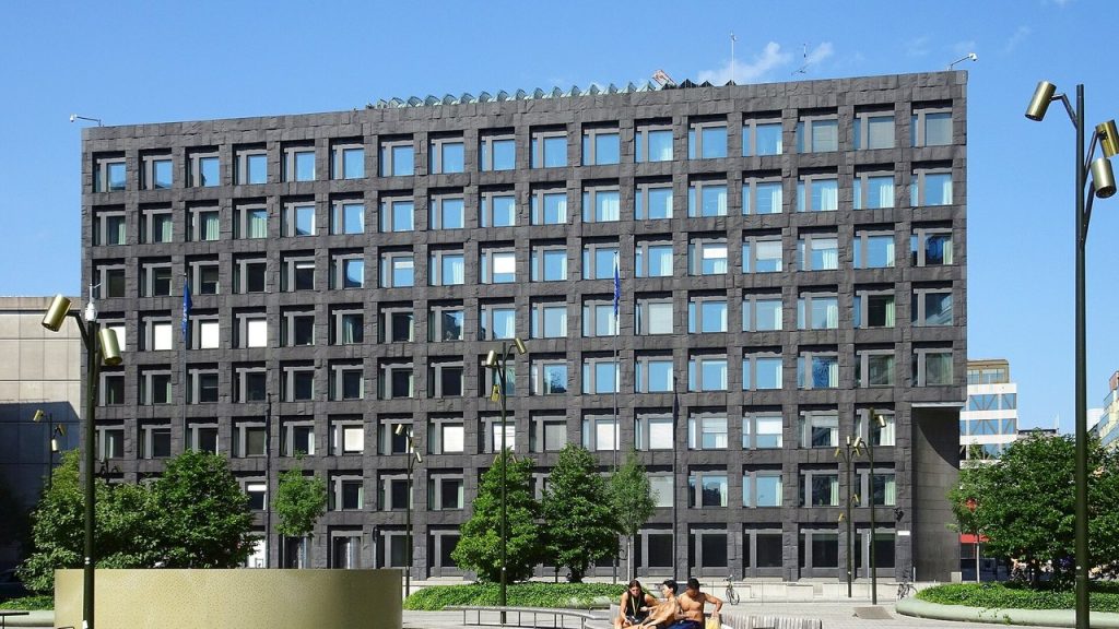 Ska jag binda bolåneräntan nu? Så påverkas du av Riksbankens väntade räntehöjning i november Riksbankens hus vid Brunkebergstorg i Stockholm