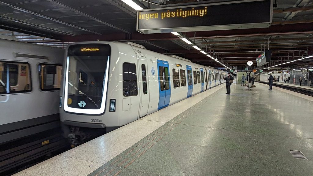SL:s tunnelbanetåg C30 vid perrongen på Liljeholmens station i Stockholm