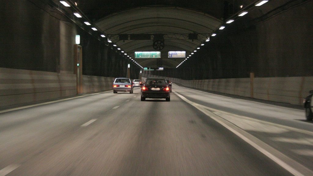 Trafiken i Stockholm vecka 43: Södra länken stängs nattetid mot Nacka – så påverkas du Bilar i tunneln på Södra länken i Stockholm